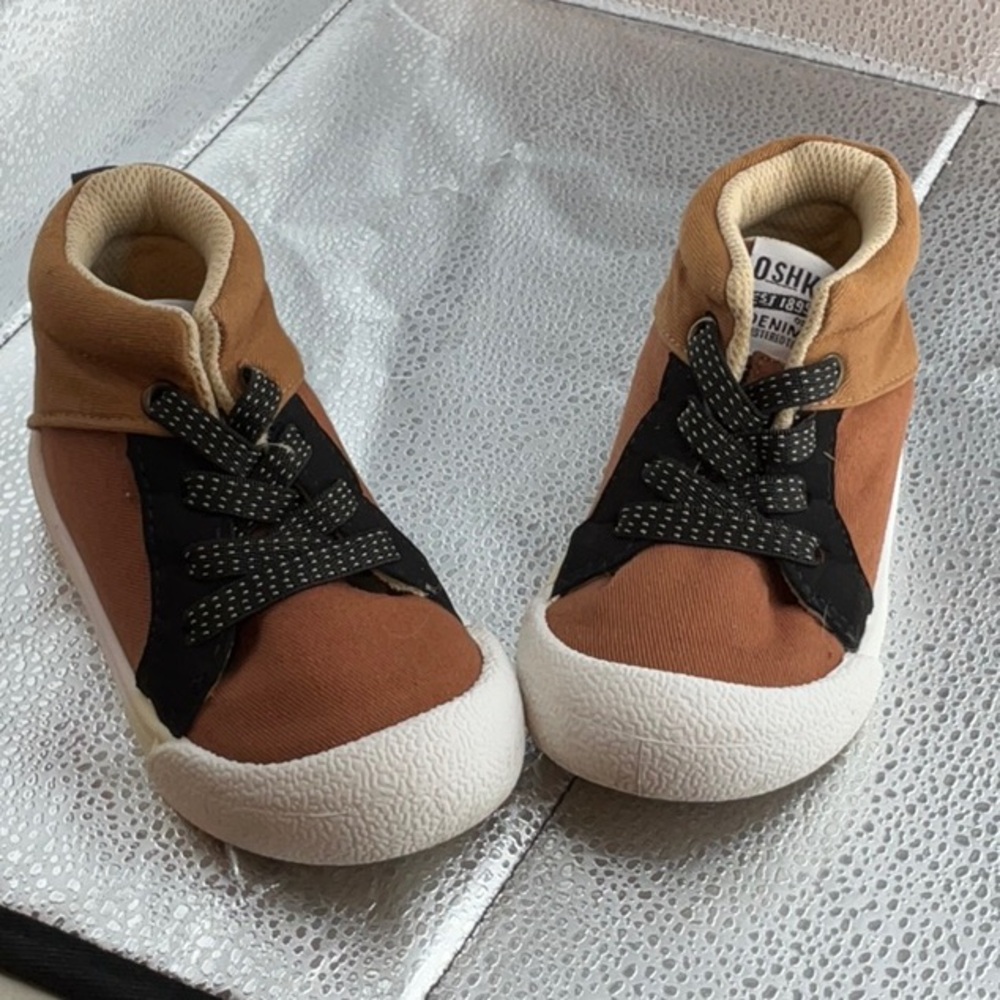 Oshkosh B Gosh Boys High-Top Sneaker. Size 8M. Slip-on
